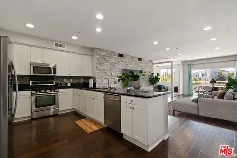 MLS: 25513661