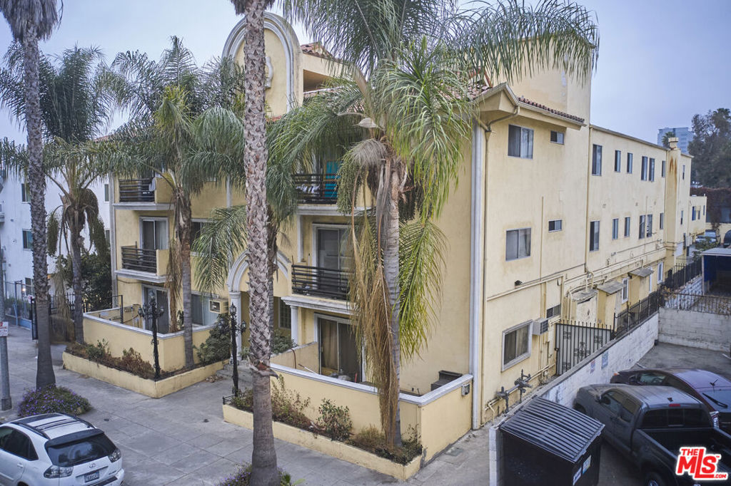 Properties 1 1825 Tamarind Ave