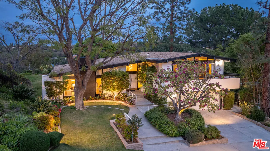 Tarzana, California 91356, United States, 3 Bedrooms Bedrooms, ,3 BathroomsBathrooms,Residential,Pending,102034