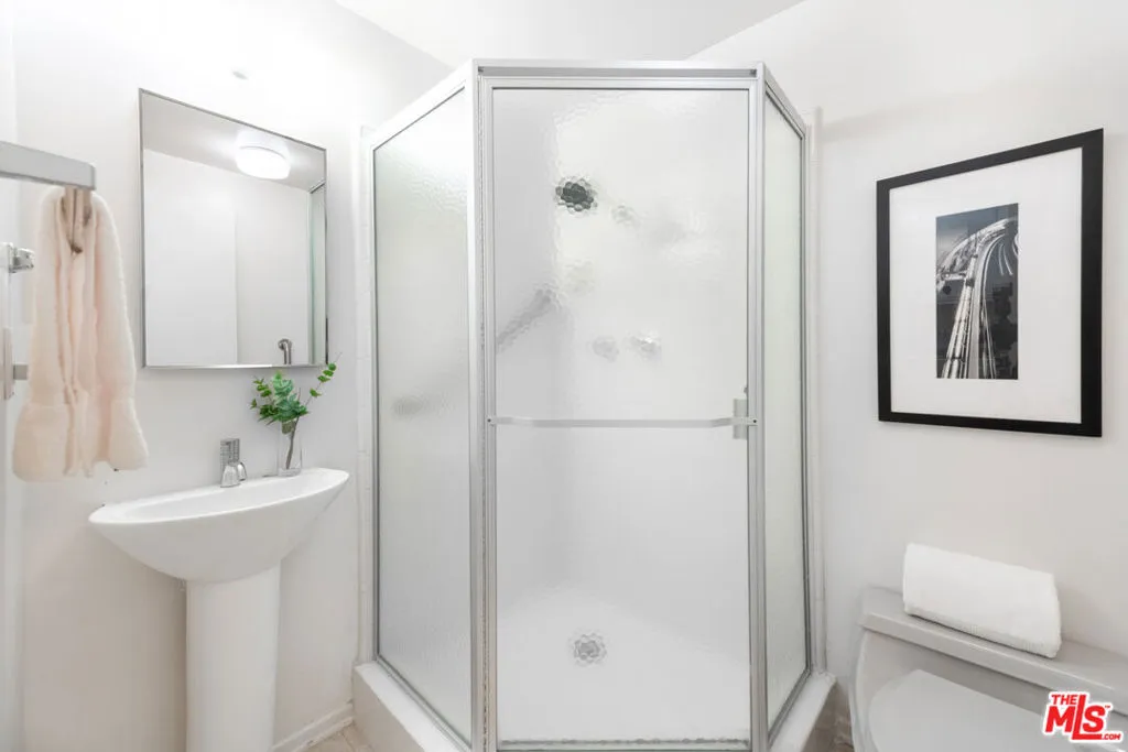 Tarzana, California 91356, United States, 3 Bedrooms Bedrooms, ,3 BathroomsBathrooms,Residential,Pending,102034