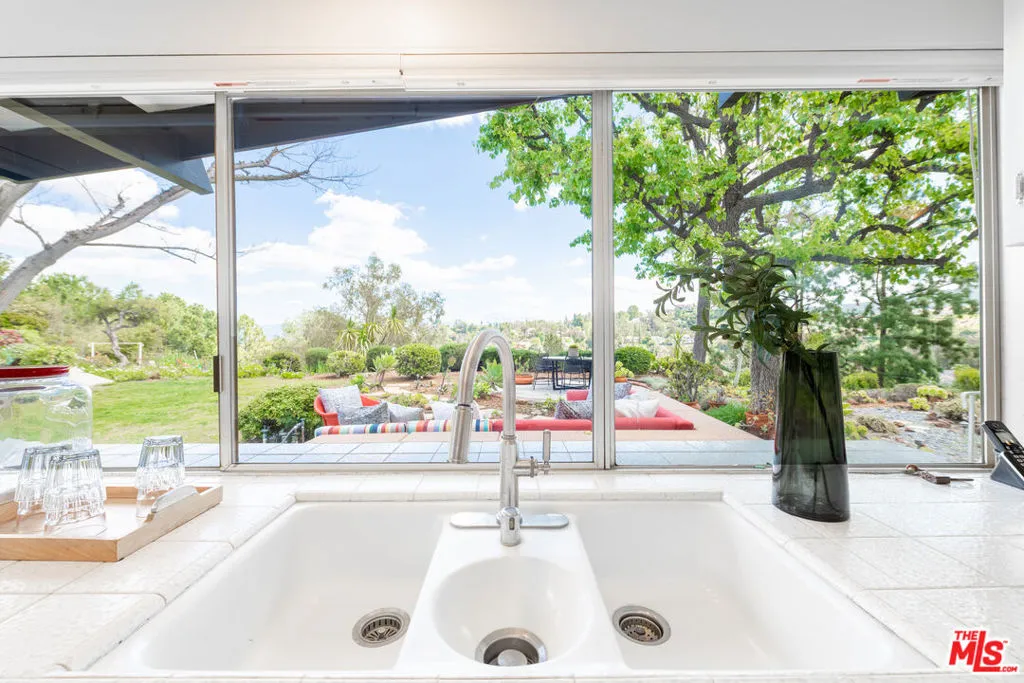 Tarzana, California 91356, United States, 3 Bedrooms Bedrooms, ,3 BathroomsBathrooms,Residential,Pending,102034