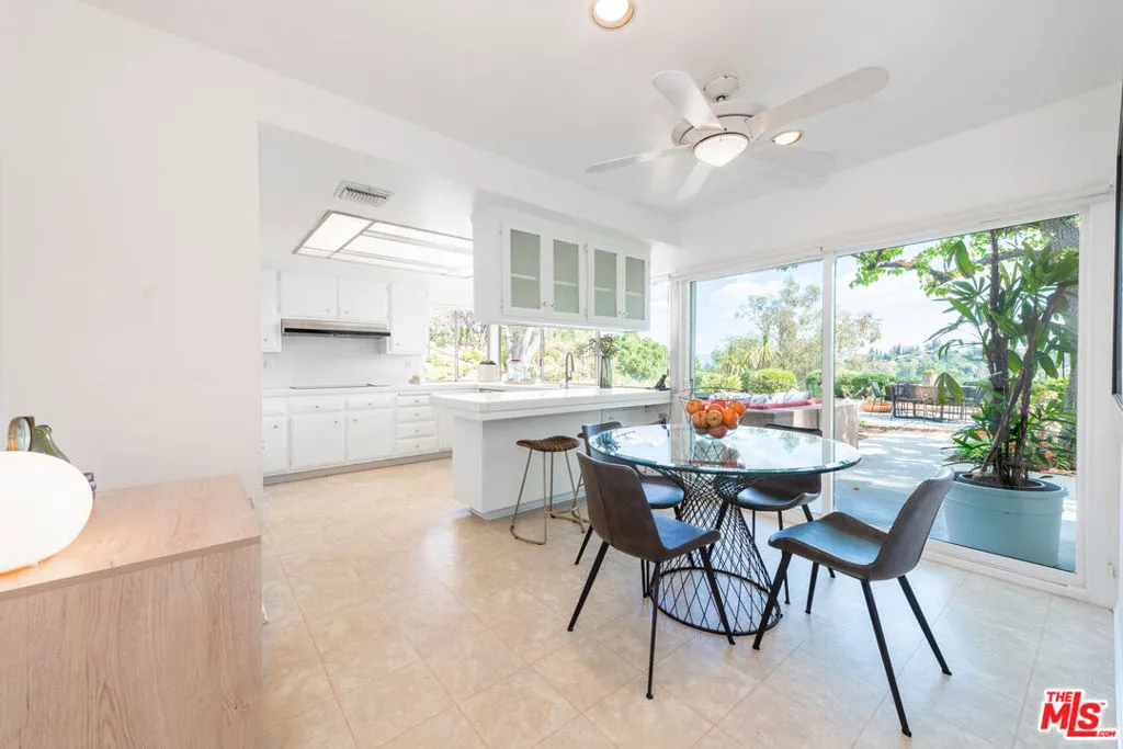 Tarzana, California 91356, United States, 3 Bedrooms Bedrooms, ,3 BathroomsBathrooms,Residential,Pending,102034