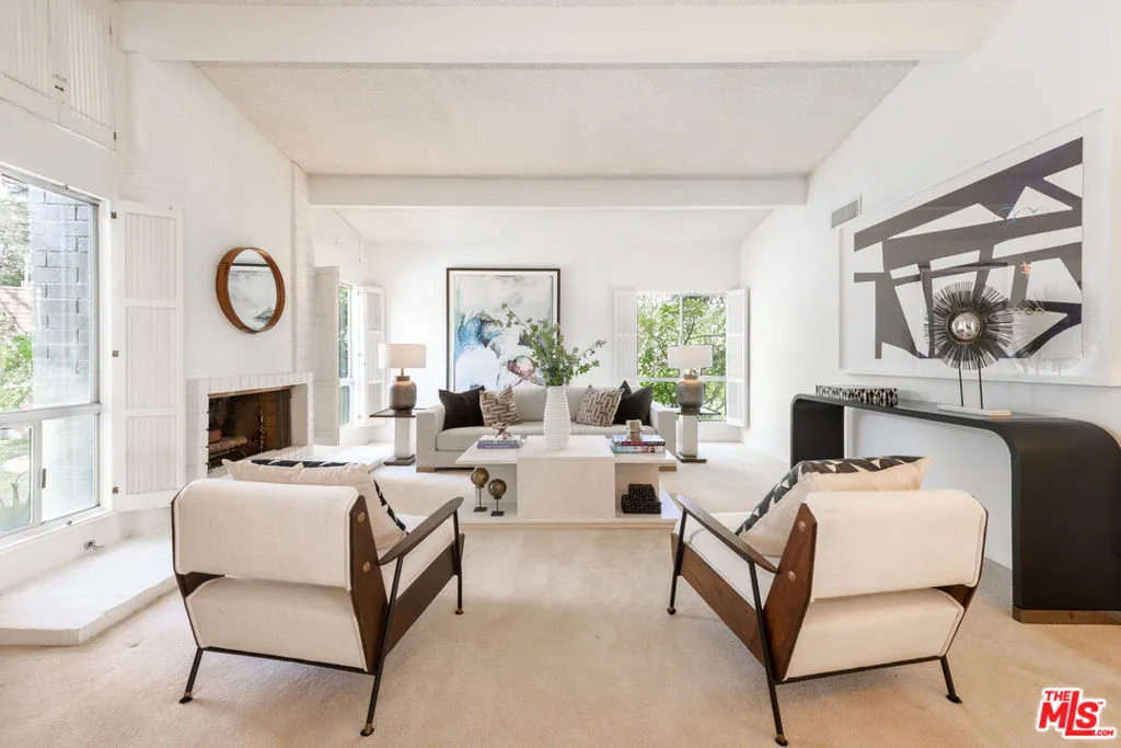 Tarzana, California 91356, United States, 3 Bedrooms Bedrooms, ,3 BathroomsBathrooms,Residential,Pending,102034