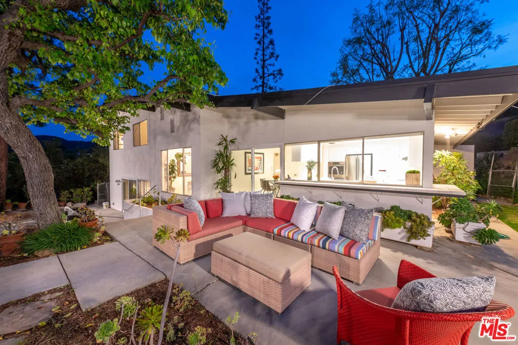 Tarzana, California 91356, United States, 3 Bedrooms Bedrooms, ,3 BathroomsBathrooms,Residential,Pending,102034