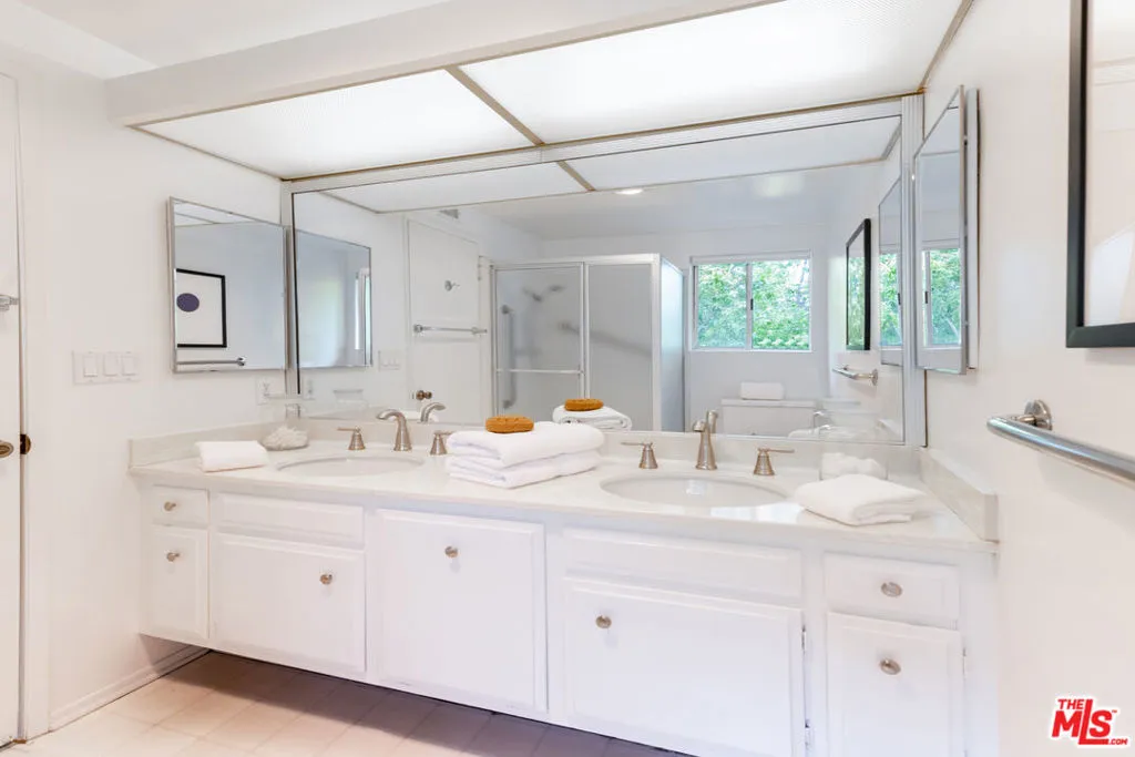 Tarzana, California 91356, United States, 3 Bedrooms Bedrooms, ,3 BathroomsBathrooms,Residential,Pending,102034