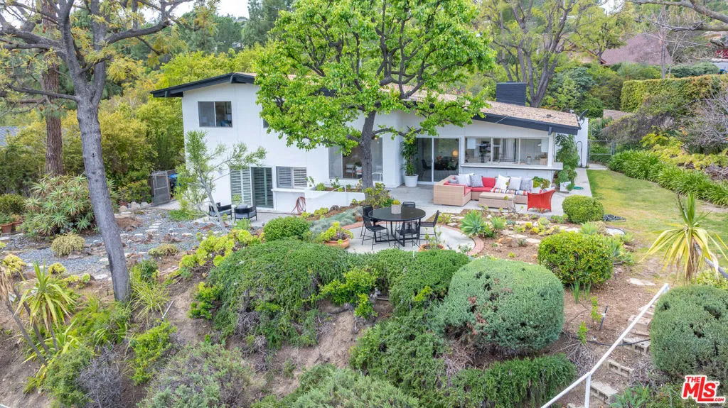 Tarzana, California 91356, United States, 3 Bedrooms Bedrooms, ,3 BathroomsBathrooms,Residential,Pending,102034