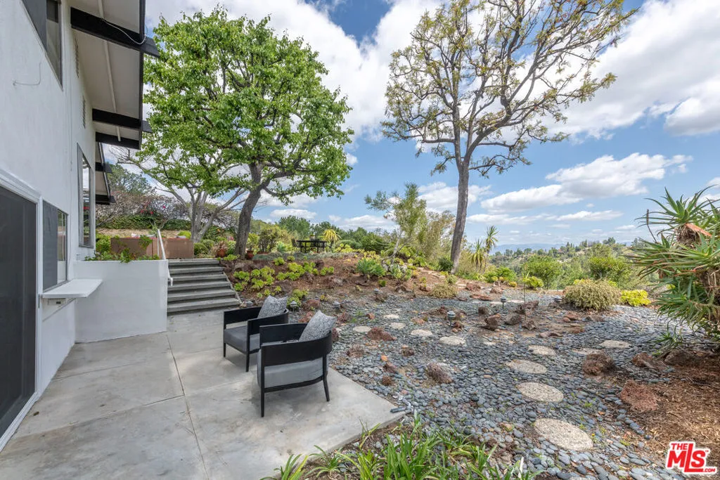 Tarzana, California 91356, United States, 3 Bedrooms Bedrooms, ,3 BathroomsBathrooms,Residential,Pending,102034