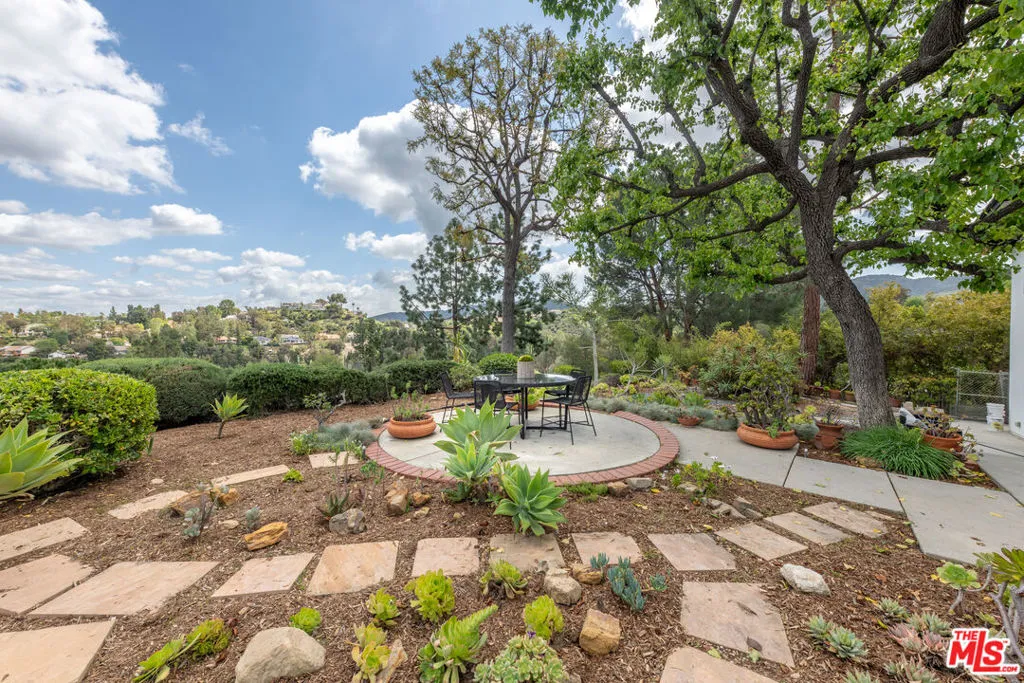 Tarzana, California 91356, United States, 3 Bedrooms Bedrooms, ,3 BathroomsBathrooms,Residential,Pending,102034