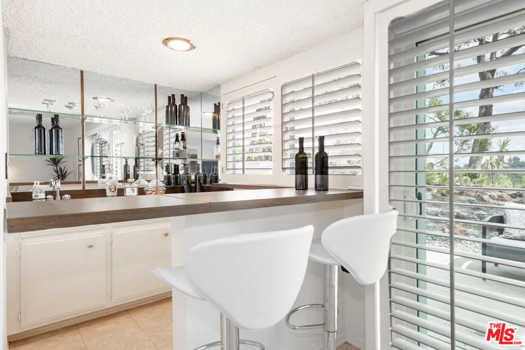 Tarzana, California 91356, United States, 3 Bedrooms Bedrooms, ,3 BathroomsBathrooms,Residential,Pending,102034