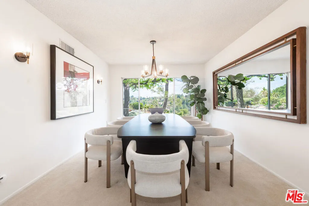 Tarzana, California 91356, United States, 3 Bedrooms Bedrooms, ,3 BathroomsBathrooms,Residential,Pending,102034