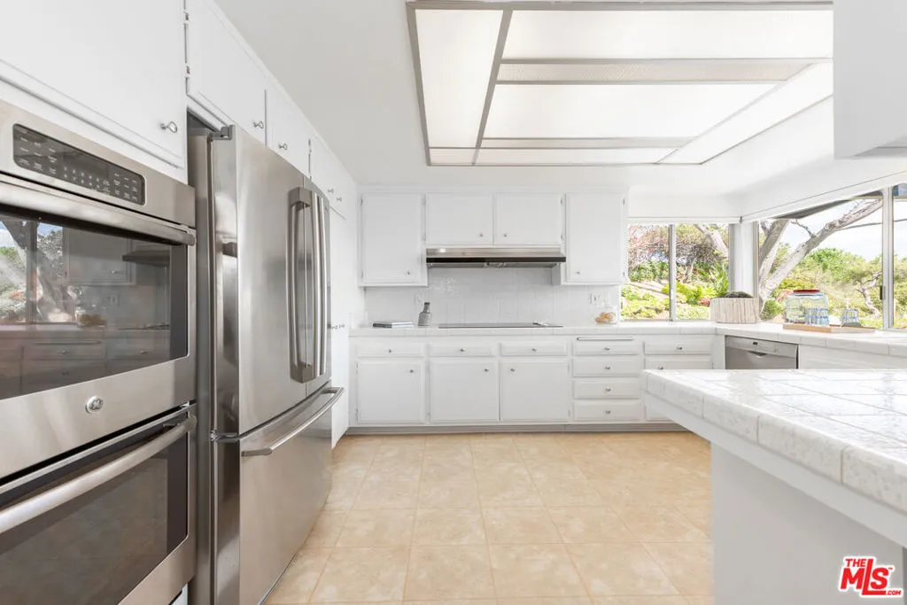 Tarzana, California 91356, United States, 3 Bedrooms Bedrooms, ,3 BathroomsBathrooms,Residential,Pending,102034