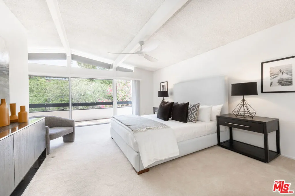 Tarzana, California 91356, United States, 3 Bedrooms Bedrooms, ,3 BathroomsBathrooms,Residential,Pending,102034