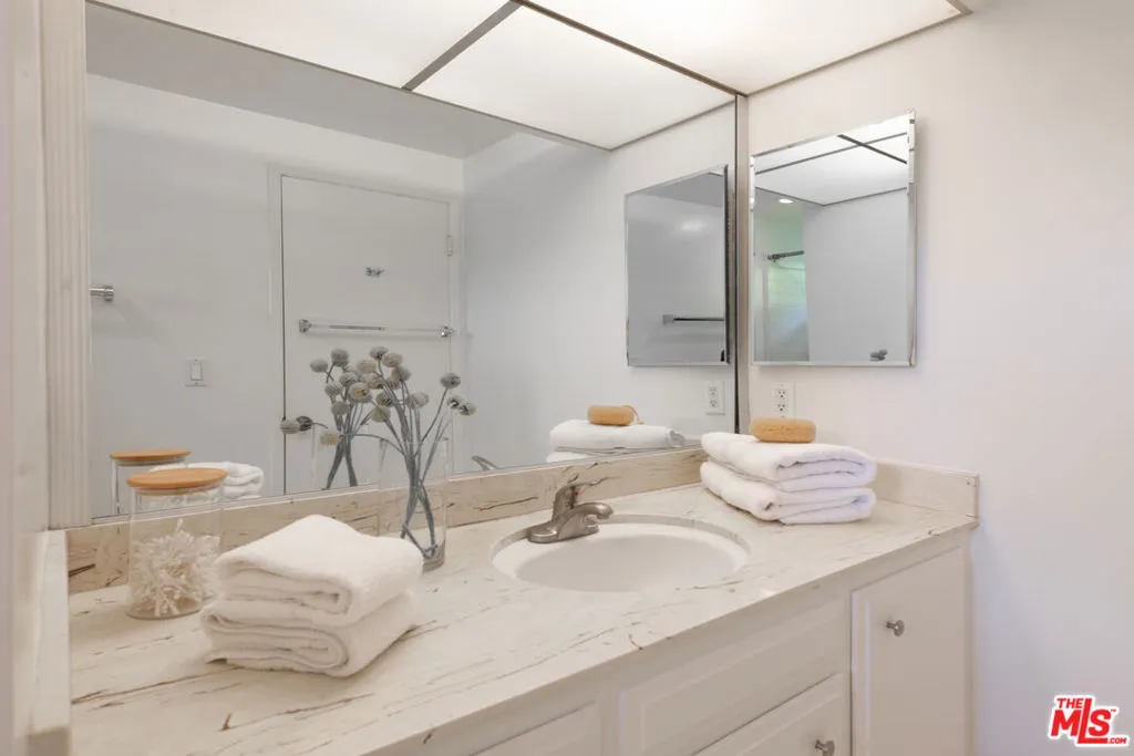 Tarzana, California 91356, United States, 3 Bedrooms Bedrooms, ,3 BathroomsBathrooms,Residential,Pending,102034