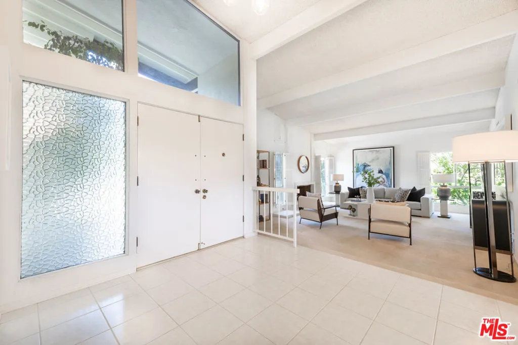 Tarzana, California 91356, United States, 3 Bedrooms Bedrooms, ,3 BathroomsBathrooms,Residential,Pending,102034