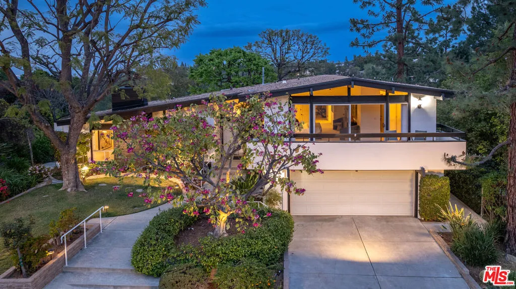 Tarzana, California 91356, United States, 3 Bedrooms Bedrooms, ,3 BathroomsBathrooms,Residential,Pending,102034