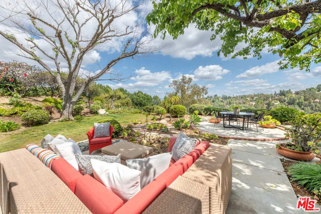 Tarzana, California 91356, United States, 3 Bedrooms Bedrooms, ,3 BathroomsBathrooms,Residential,Pending,102034