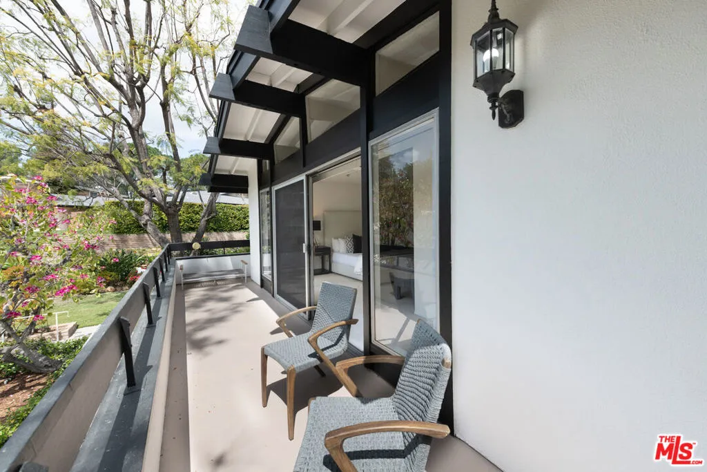 Tarzana, California 91356, United States, 3 Bedrooms Bedrooms, ,3 BathroomsBathrooms,Residential,Pending,102034