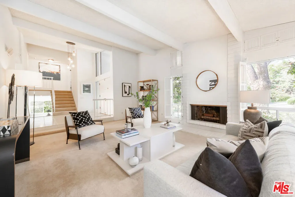 Tarzana, California 91356, United States, 3 Bedrooms Bedrooms, ,3 BathroomsBathrooms,Residential,Pending,102034