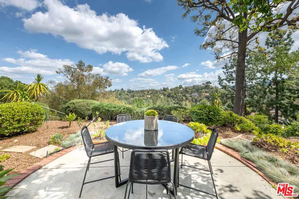 Tarzana, California 91356, United States, 3 Bedrooms Bedrooms, ,3 BathroomsBathrooms,Residential,Pending,102034