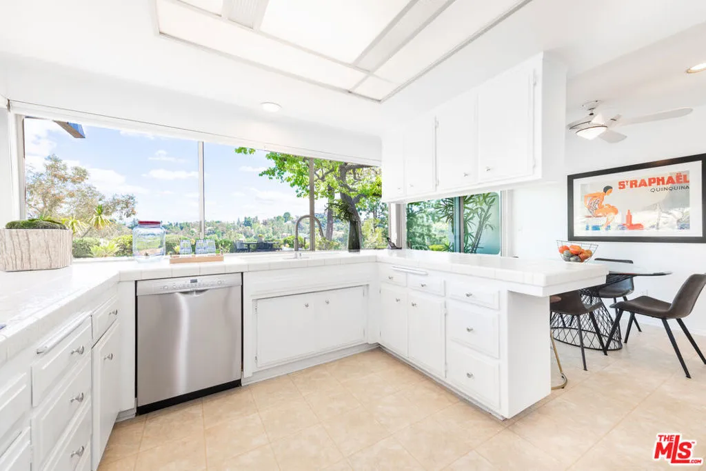 Tarzana, California 91356, United States, 3 Bedrooms Bedrooms, ,3 BathroomsBathrooms,Residential,Pending,102034