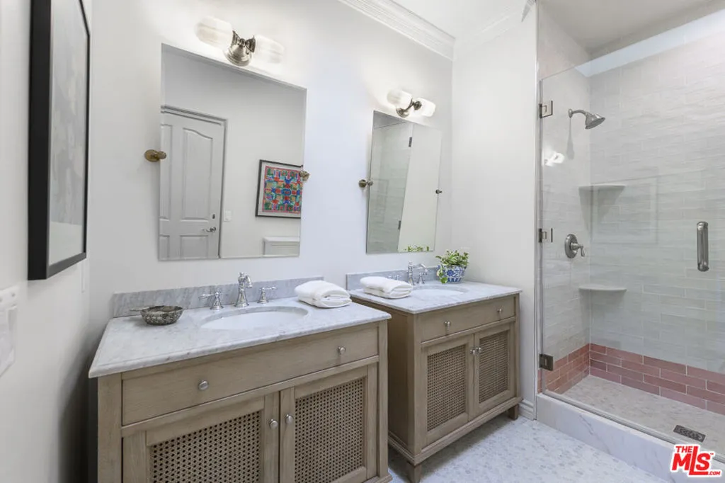 Woodland Hills, California 91364, United States, 4 Bedrooms Bedrooms, ,7 BathroomsBathrooms,Residential,Active,17146