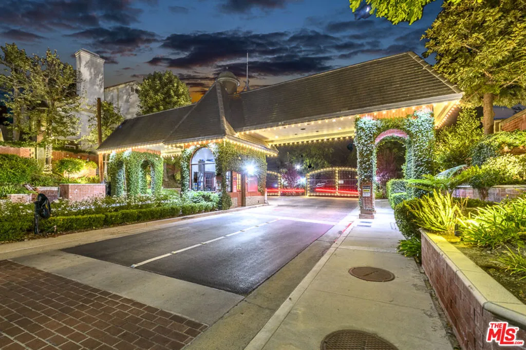 Woodland Hills, California 91364, United States, 4 Bedrooms Bedrooms, ,7 BathroomsBathrooms,Residential,Active,17146