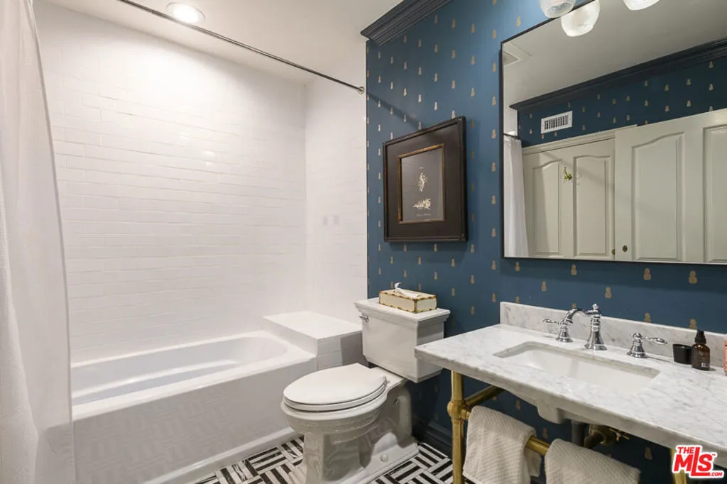 Woodland Hills, California 91364, United States, 4 Bedrooms Bedrooms, ,7 BathroomsBathrooms,Residential,Active,17146