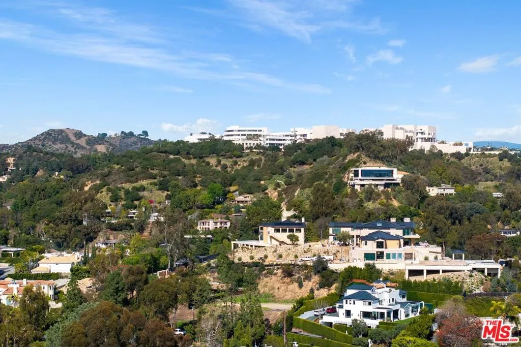 Los Angeles, California 90049, United States, 5 Bedrooms Bedrooms, ,4 BathroomsBathrooms,Residential,Active,79311