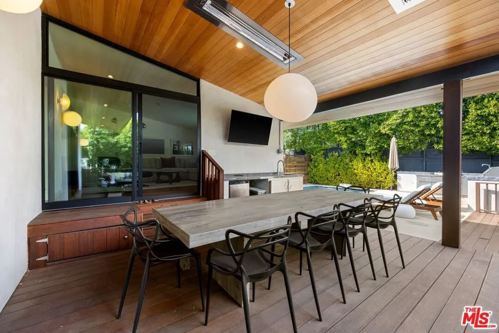 Los Angeles, California 90049, United States, 5 Bedrooms Bedrooms, ,4 BathroomsBathrooms,Residential,Active,79311