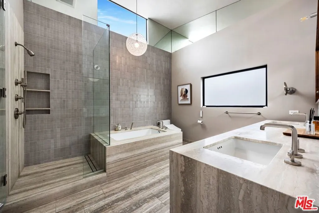 Los Angeles, California 90049, United States, 5 Bedrooms Bedrooms, ,4 BathroomsBathrooms,Residential,Active,79311