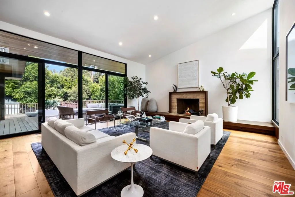 Los Angeles, California 90049, United States, 5 Bedrooms Bedrooms, ,4 BathroomsBathrooms,Residential,Active,79311