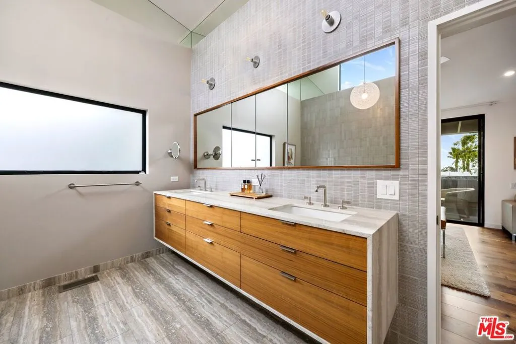 Los Angeles, California 90049, United States, 5 Bedrooms Bedrooms, ,4 BathroomsBathrooms,Residential,Active,79311