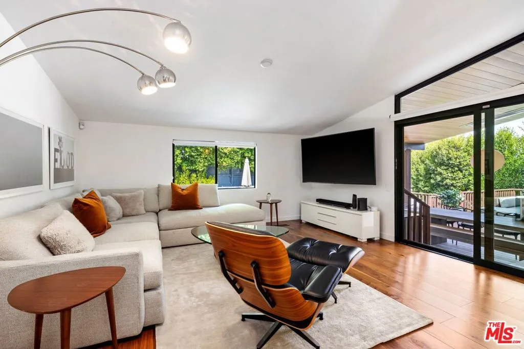 Los Angeles, California 90049, United States, 5 Bedrooms Bedrooms, ,4 BathroomsBathrooms,Residential,Active,79311