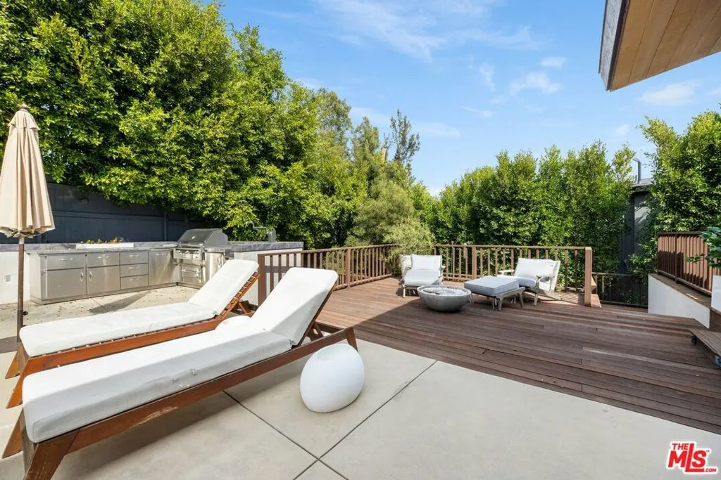 Los Angeles, California 90049, United States, 5 Bedrooms Bedrooms, ,4 BathroomsBathrooms,Residential,Active,79311