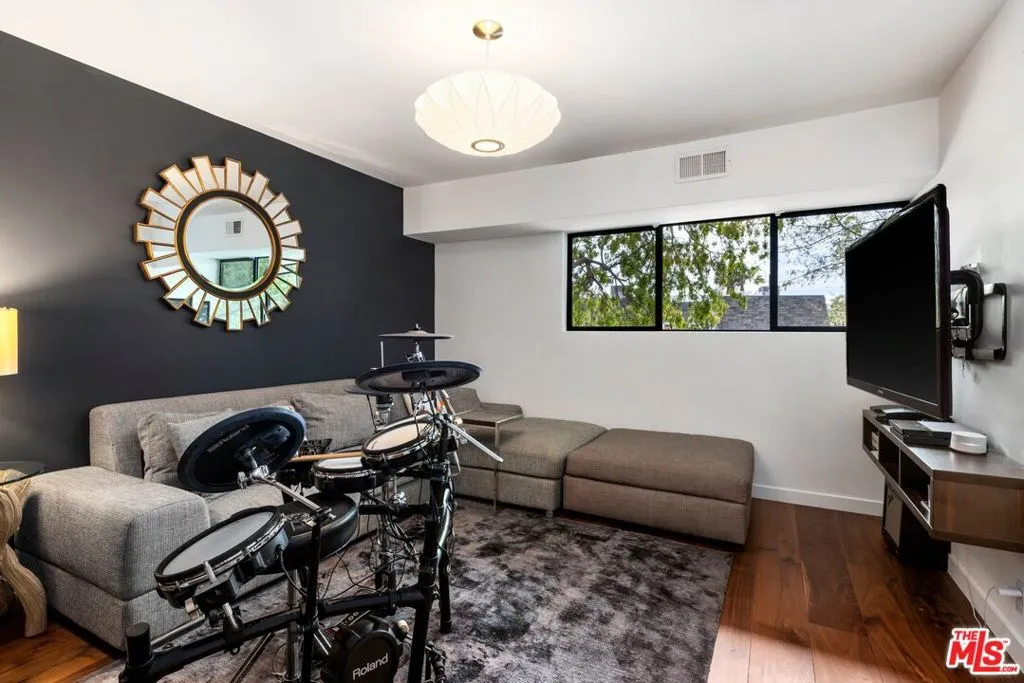 Los Angeles, California 90049, United States, 5 Bedrooms Bedrooms, ,4 BathroomsBathrooms,Residential,Active,79311