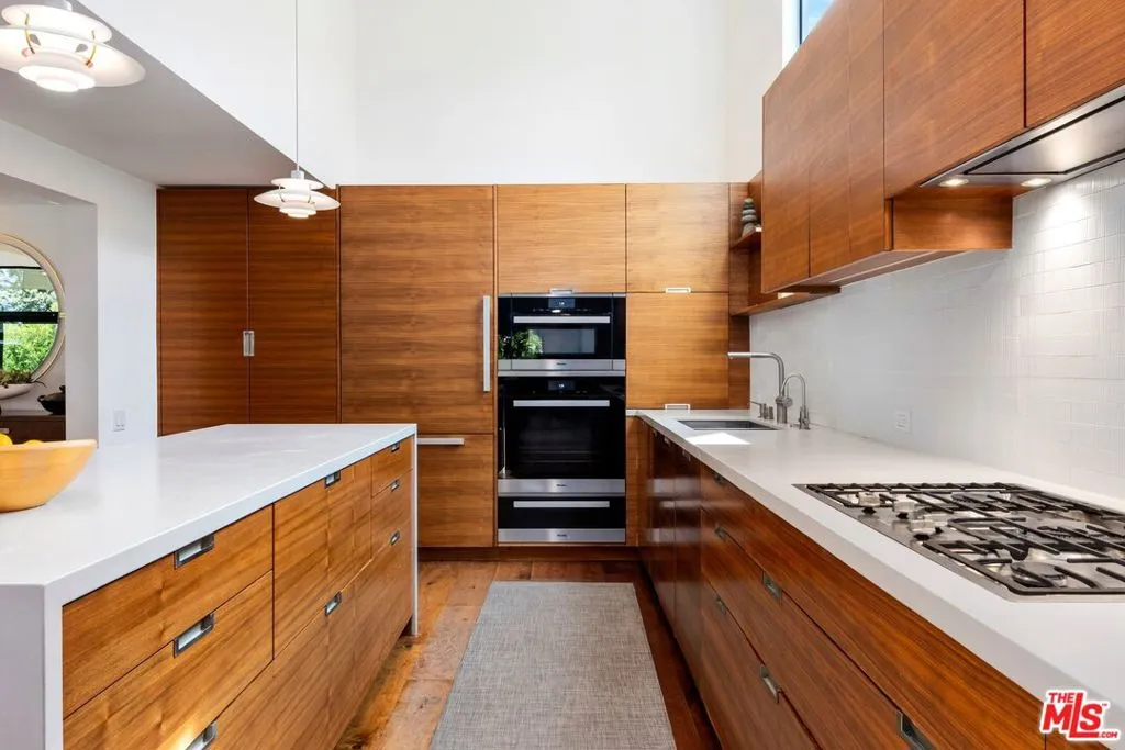 Los Angeles, California 90049, United States, 5 Bedrooms Bedrooms, ,4 BathroomsBathrooms,Residential,Active,79311