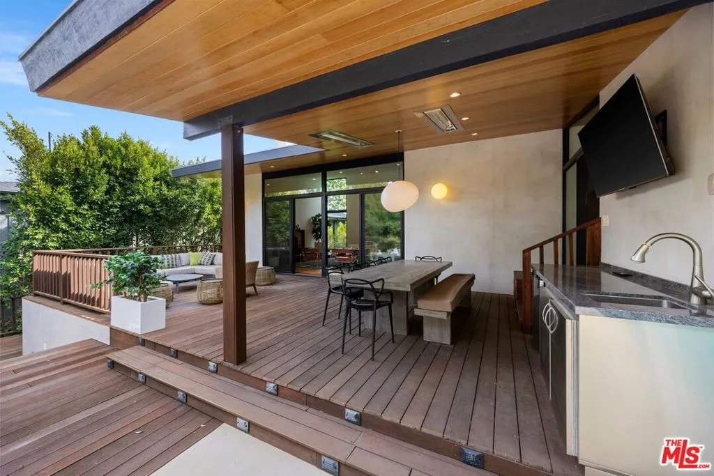 Los Angeles, California 90049, United States, 5 Bedrooms Bedrooms, ,4 BathroomsBathrooms,Residential,Active,79311