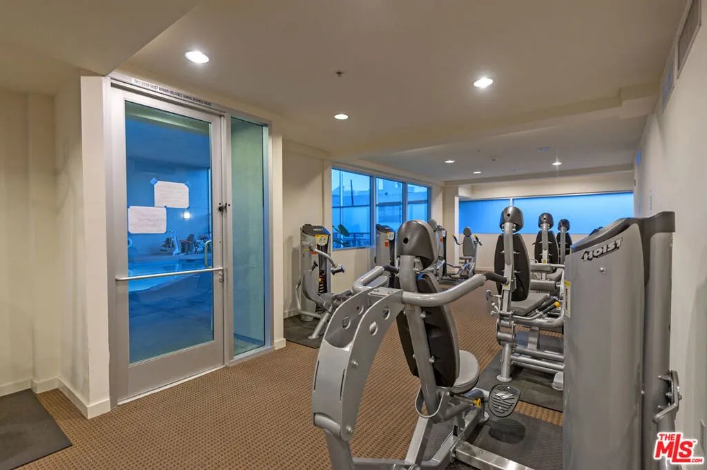 Los Angeles, California 90012, United States, 2 Bedrooms Bedrooms, ,2 BathroomsBathrooms,Residential,Pending,67733