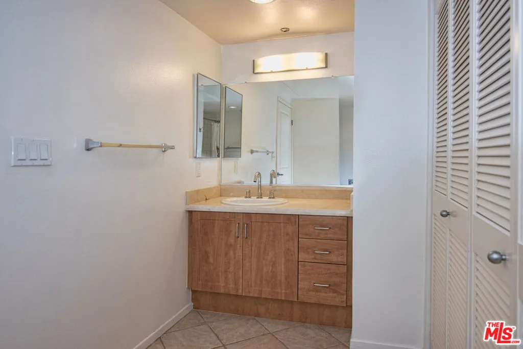 Los Angeles, California 90012, United States, 2 Bedrooms Bedrooms, ,2 BathroomsBathrooms,Residential,Pending,67733