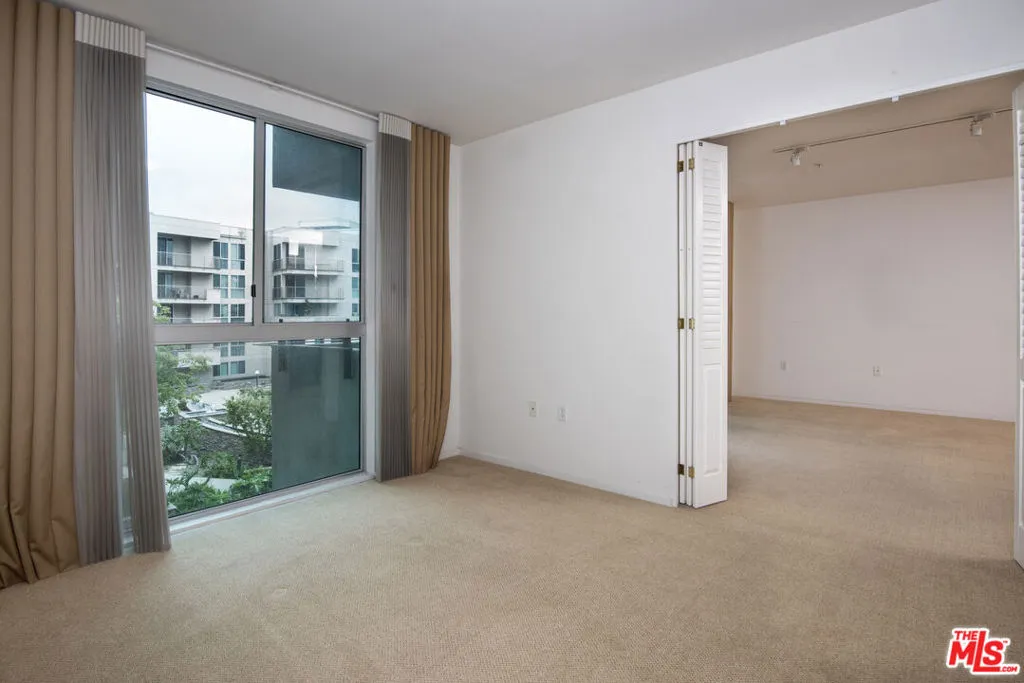 Los Angeles, California 90012, United States, 2 Bedrooms Bedrooms, ,2 BathroomsBathrooms,Residential,Pending,67733