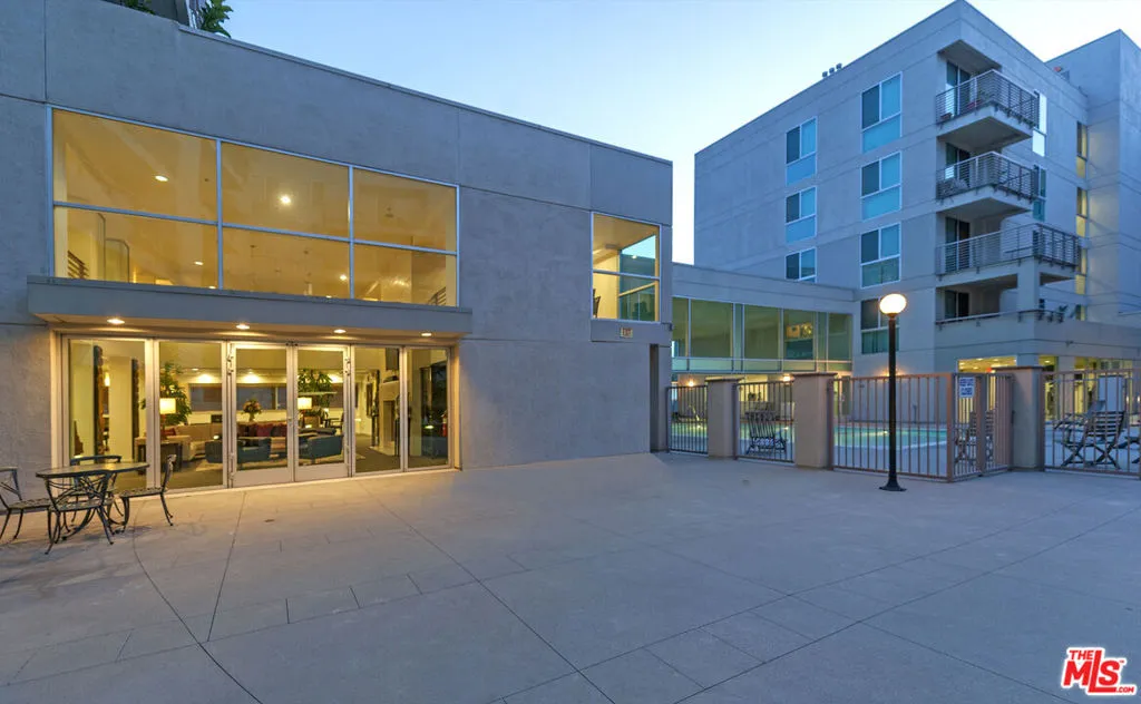 Los Angeles, California 90012, United States, 2 Bedrooms Bedrooms, ,2 BathroomsBathrooms,Residential,Pending,67733