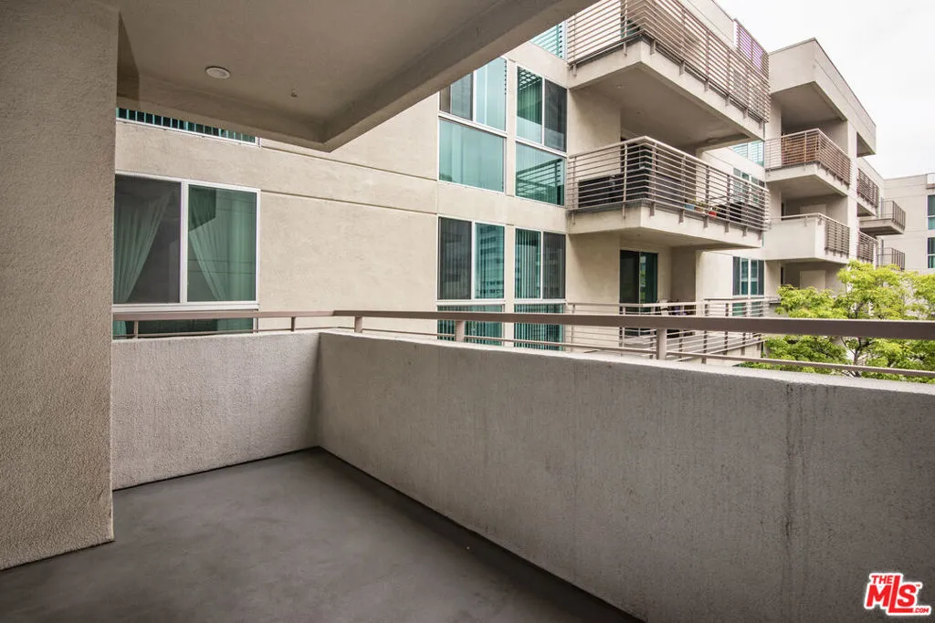 Los Angeles, California 90012, United States, 2 Bedrooms Bedrooms, ,2 BathroomsBathrooms,Residential,Pending,67733