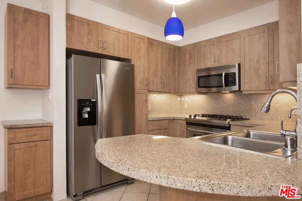 Los Angeles, California 90012, United States, 2 Bedrooms Bedrooms, ,2 BathroomsBathrooms,Residential,Pending,67733