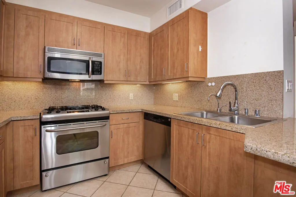 Los Angeles, California 90012, United States, 2 Bedrooms Bedrooms, ,2 BathroomsBathrooms,Residential,Pending,67733