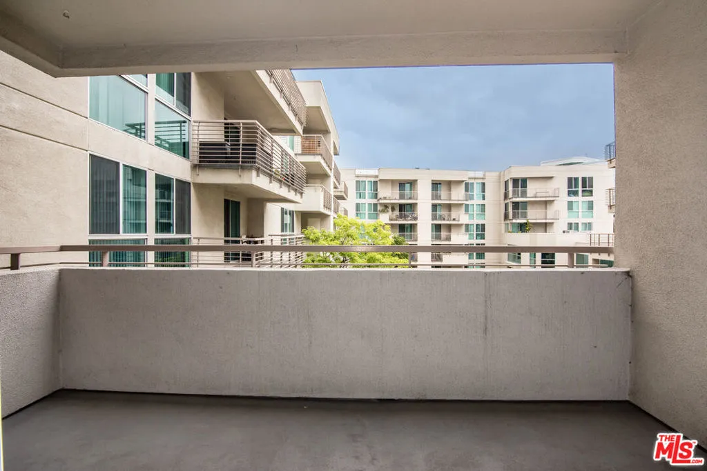 Los Angeles, California 90012, United States, 2 Bedrooms Bedrooms, ,2 BathroomsBathrooms,Residential,Pending,67733