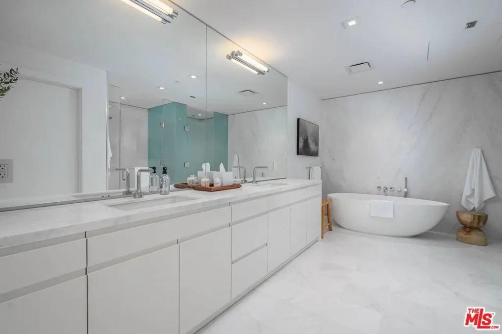 Los Angeles, California 90048, United States, 1 Bedroom Bedrooms, ,2 BathroomsBathrooms,Residential,Active,124546