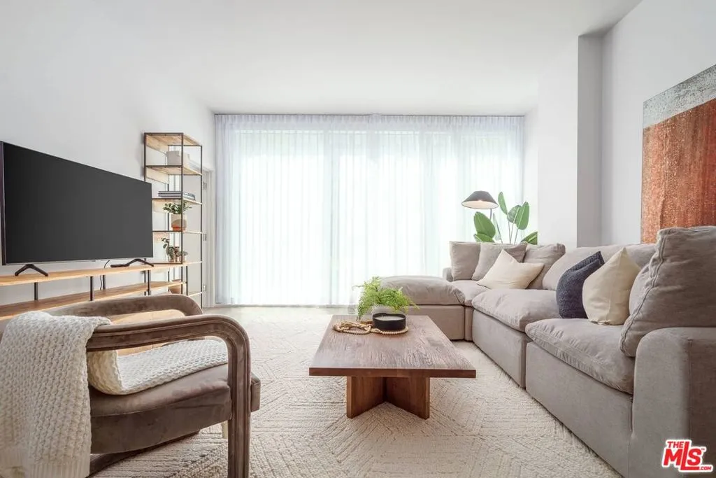 Los Angeles, California 90048, United States, 1 Bedroom Bedrooms, ,2 BathroomsBathrooms,Residential,Active,124546