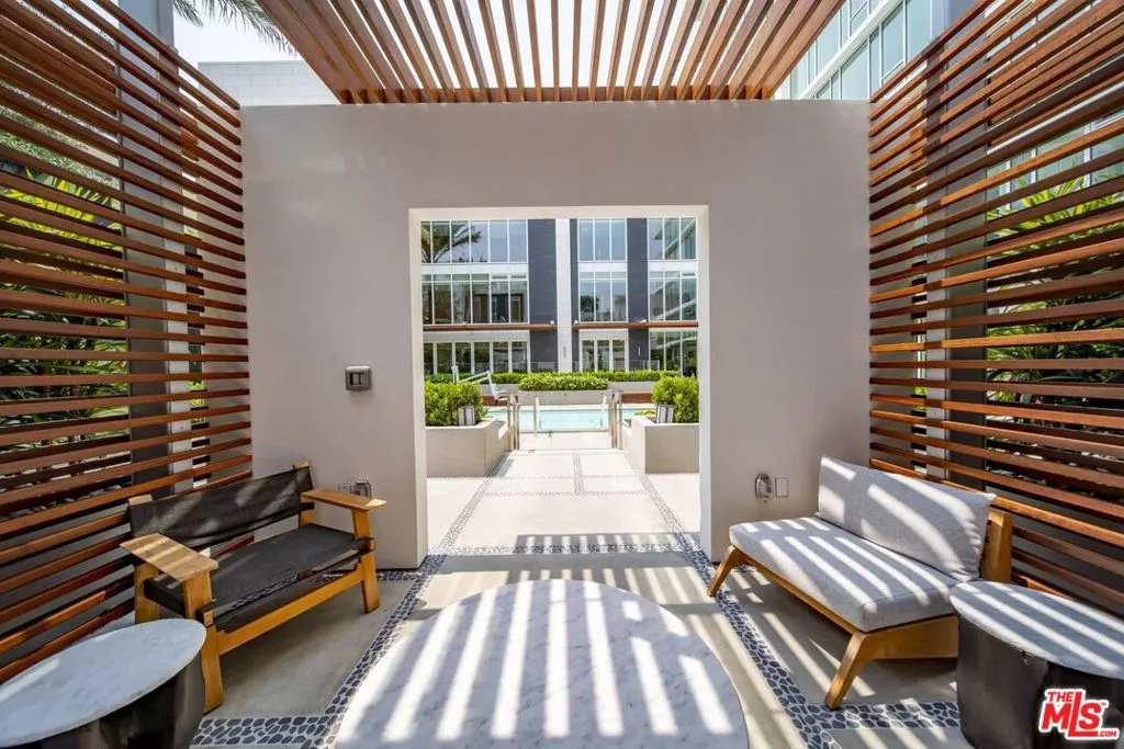 Los Angeles, California 90048, United States, 1 Bedroom Bedrooms, ,2 BathroomsBathrooms,Residential,Active,124546