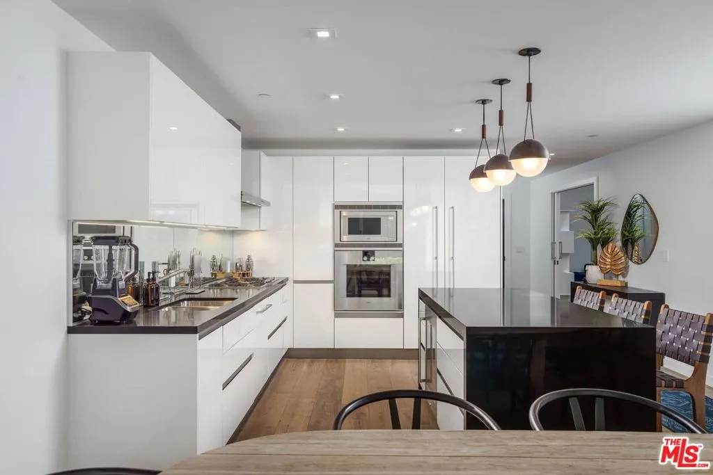 Los Angeles, California 90048, United States, 1 Bedroom Bedrooms, ,2 BathroomsBathrooms,Residential,Active,124546