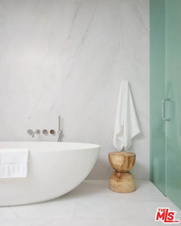 Los Angeles, California 90048, United States, 1 Bedroom Bedrooms, ,2 BathroomsBathrooms,Residential,Active,124546